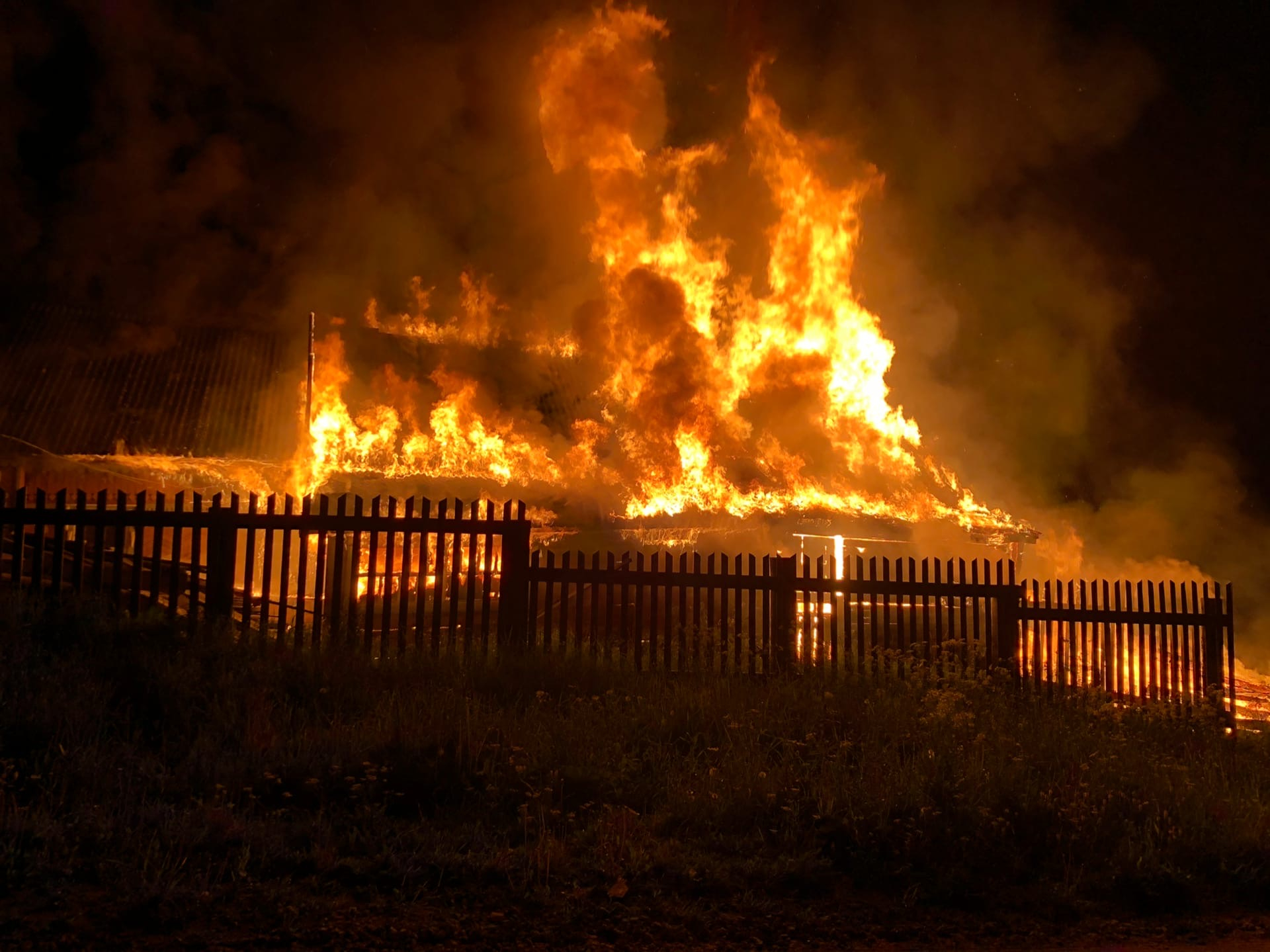 Тушили шесть пожарных расчетов: в Лубягино загорелся деревянный дом