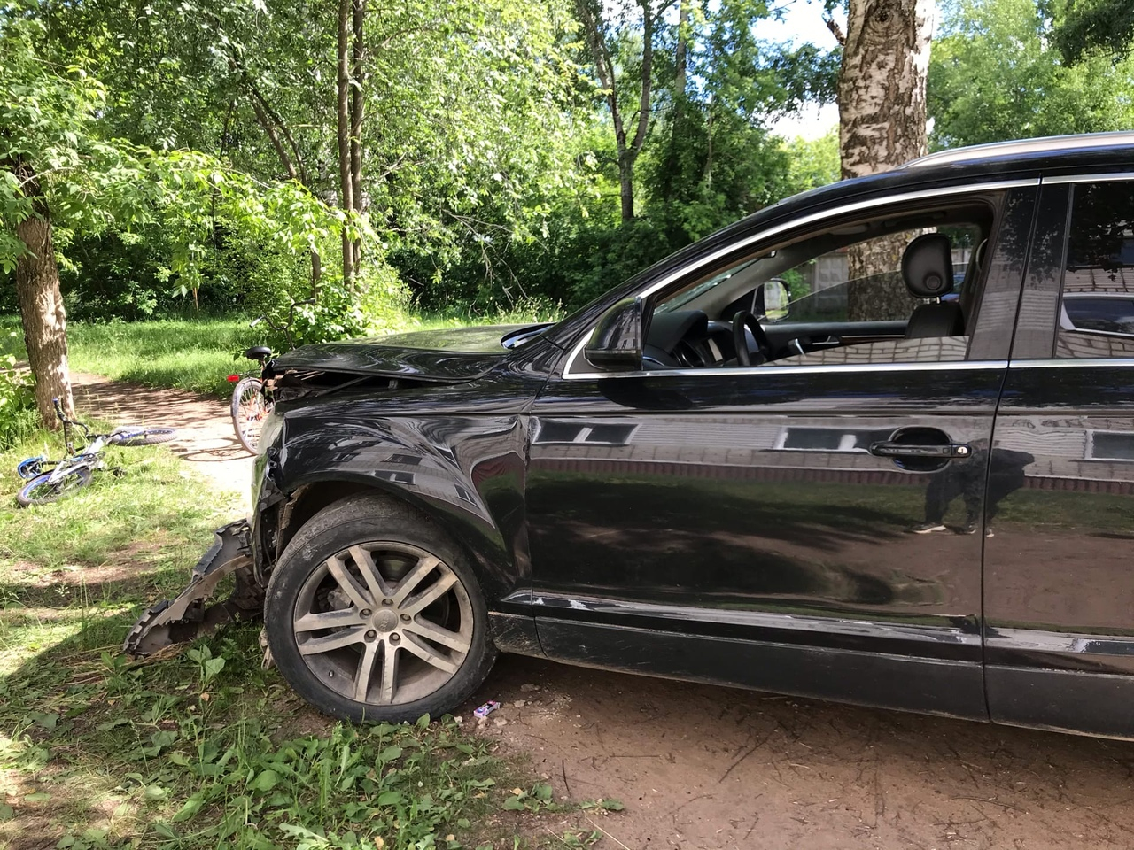 В Кирово-Чепецке неизвестный на Audi Q7 въехал в стену жилого дома