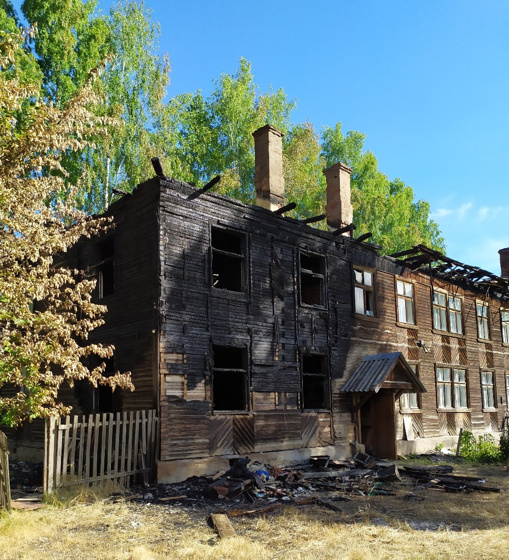 "Стал непригоден для проживания": жильцов сгоревшего аварийного дома в Каринторфе обещают расселить раньше срока
