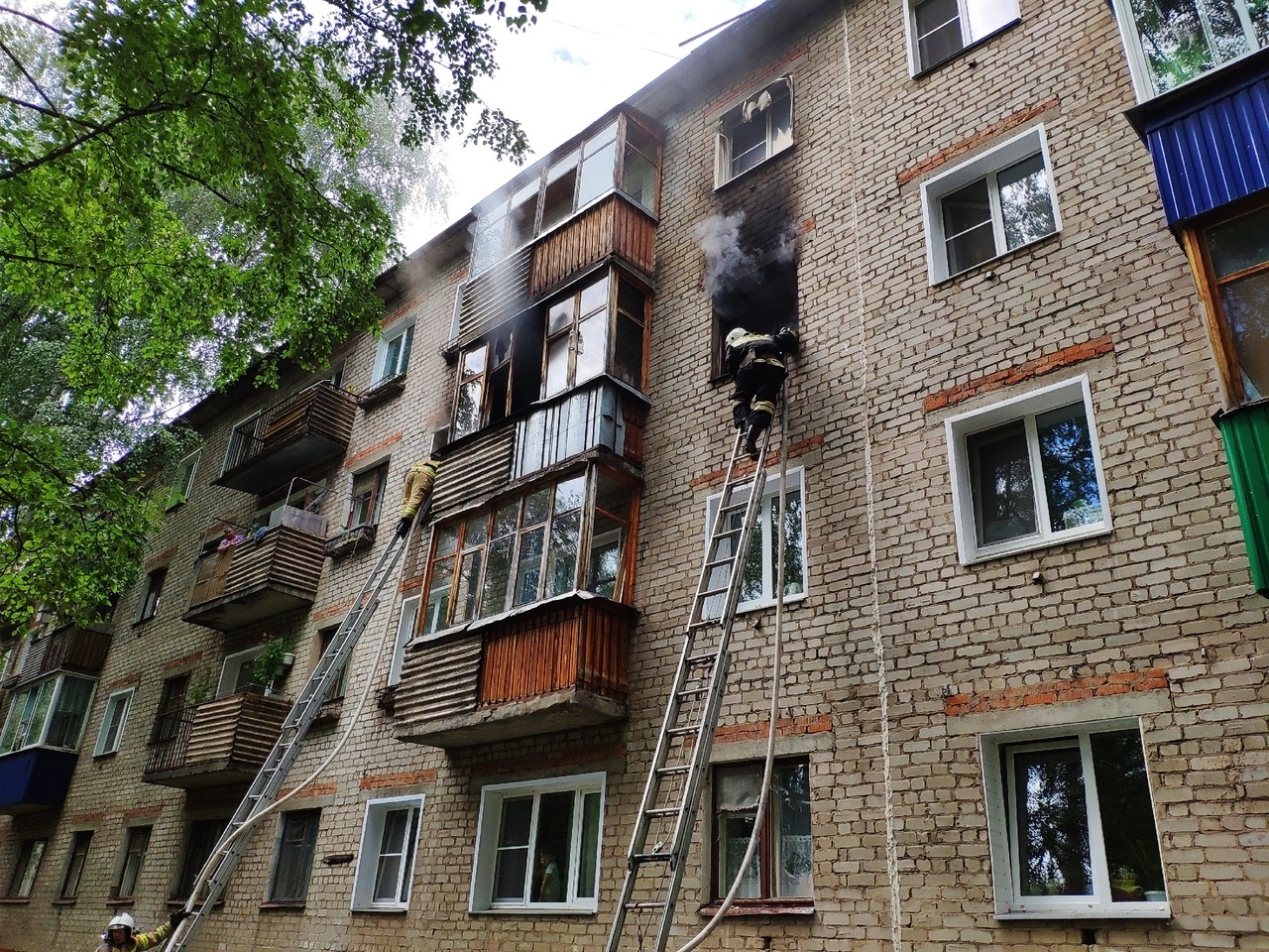 9 человек эвакуировали через окна: в Кирово-Чепецке сгорела квартира в жилом доме