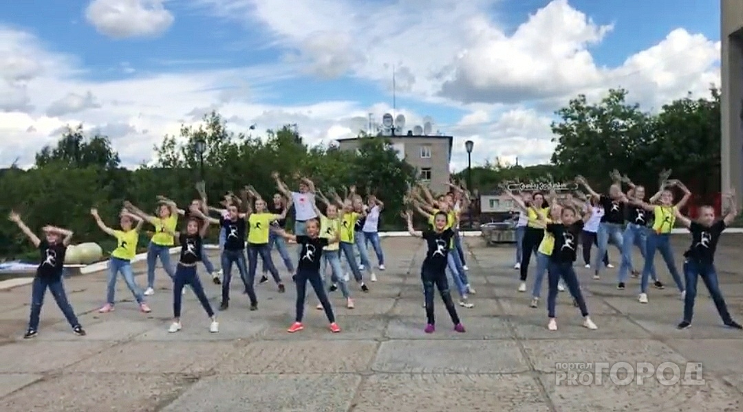 Массовые танцы на улице: в Кирово-Чепецке прошел флешмоб ко Дню физкультурника