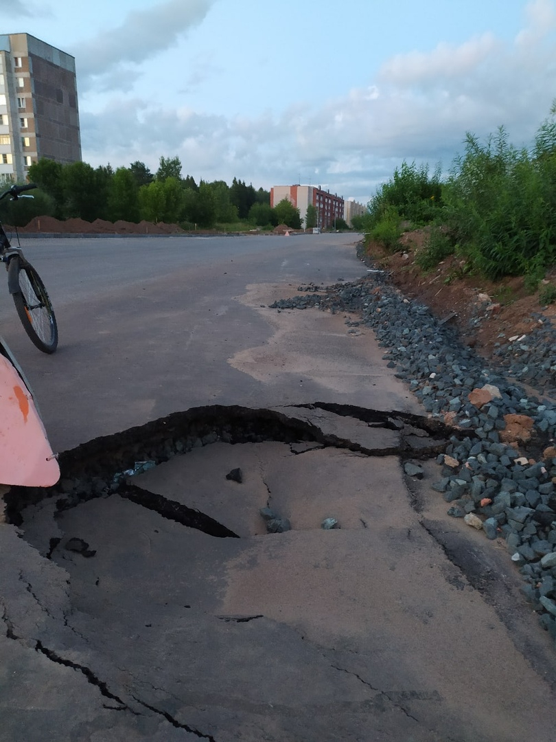 Фото дня: дыра в асфальте на улице Братьев Васнецовых продолжает расти