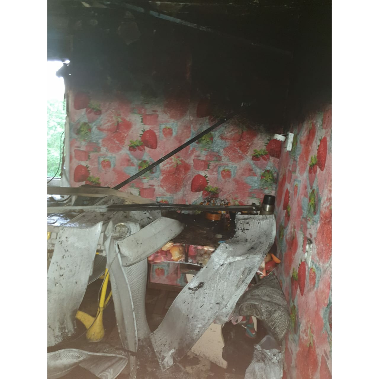 "Когда муж открыл дверь в квартиру, там уже полыхал огонь": из-за пожара многодетная семья осталась без жилья