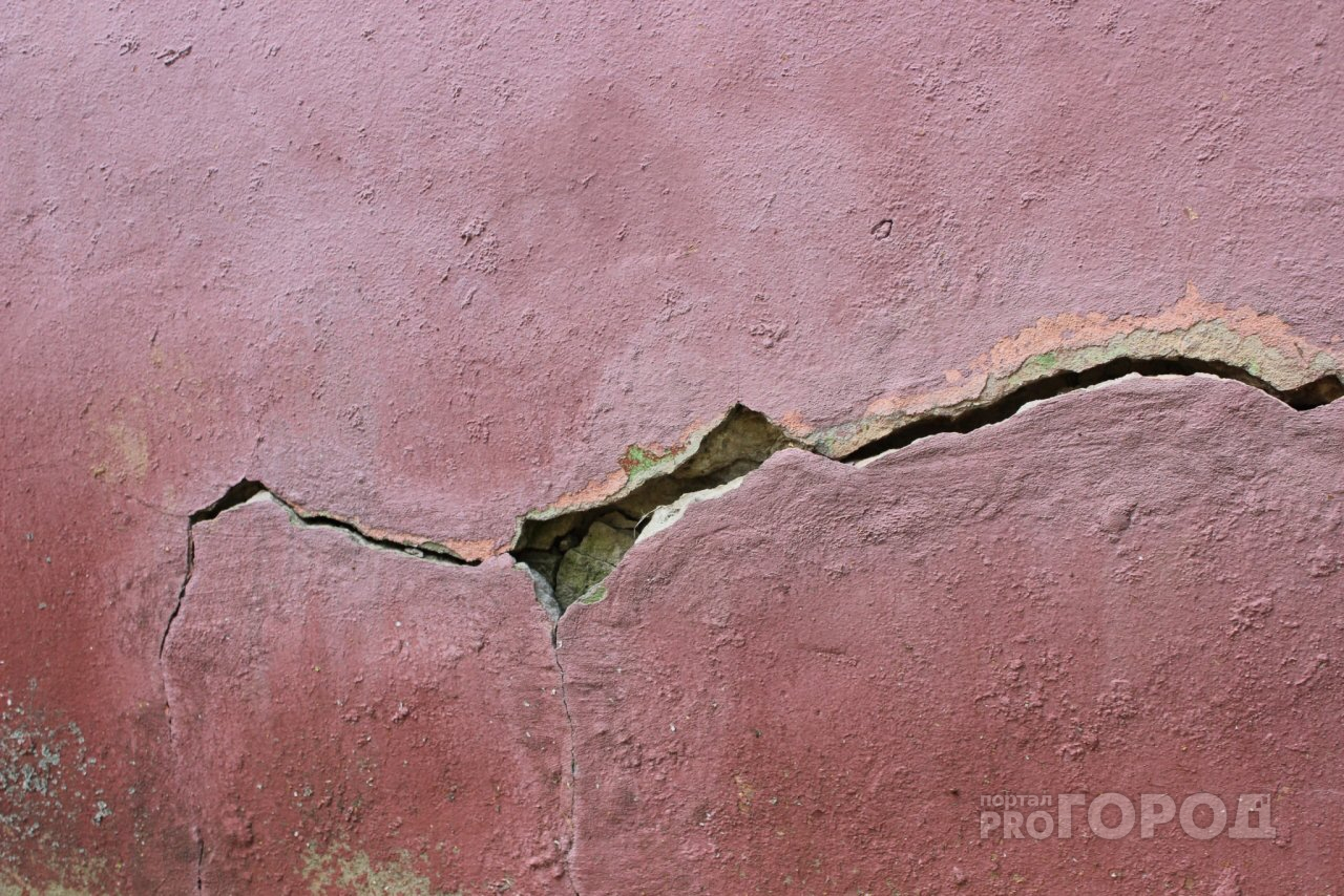 Дом трещит по швам: жильцы жалуются на дыры в стенах домов в Кирово-Чепецке