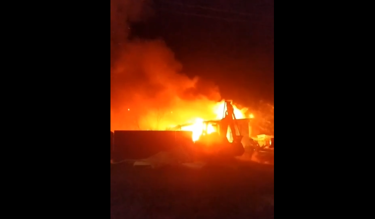 «Было слышно два взрыва»: при пожаре в Кстинино пострадал 40-летний мужчина
