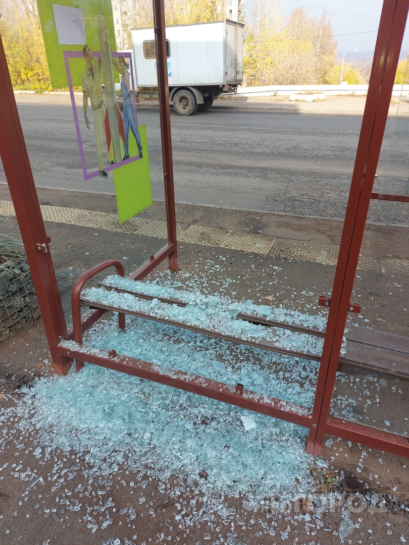 Фото дня: в Кирово-Чепецке разбили еще одну стеклянную остановку