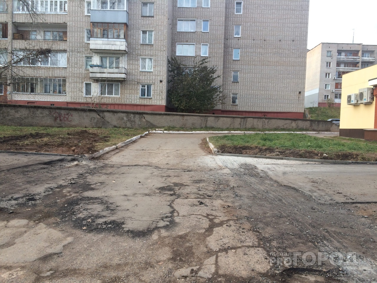 Асфальт отрывается рукой: в мэрии прокомментировали ремонт тротуара на Алексея Некрасова
