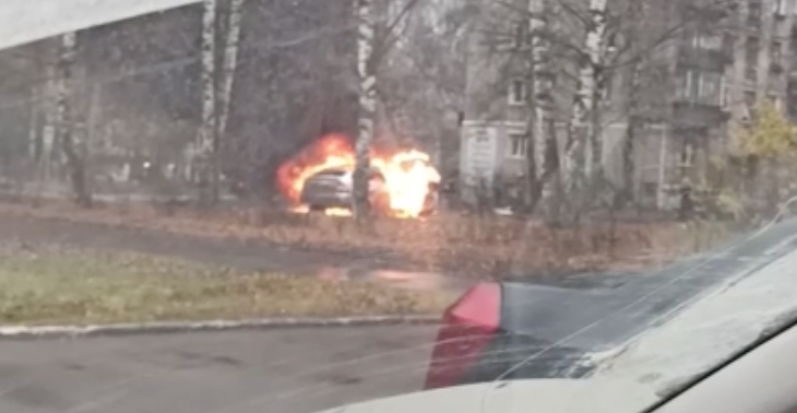 В центре Кирово-Чепецка сгорел легковой автомобиль