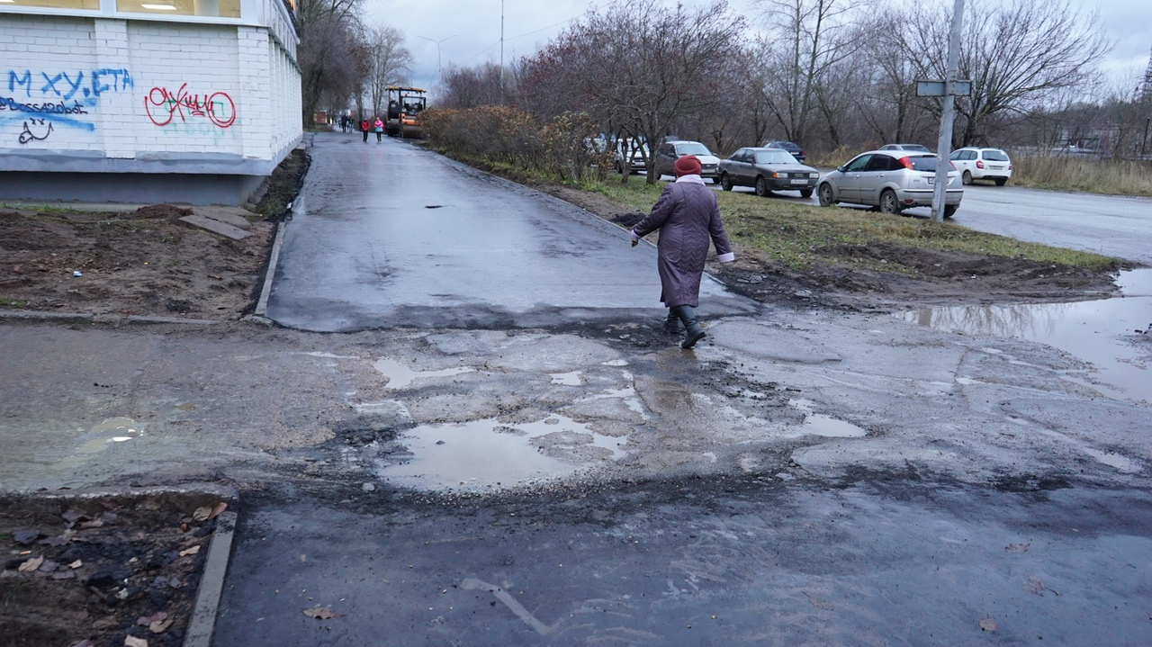 Фото дня: чепчан возмутил разделенный ямами и лужами новый тротуар