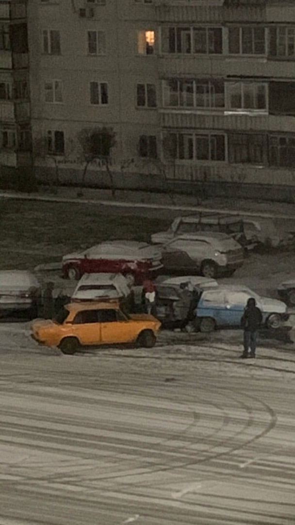 На проспекте Россия 23-летний водитель ВАЗа въехал в 5 припаркованных машин