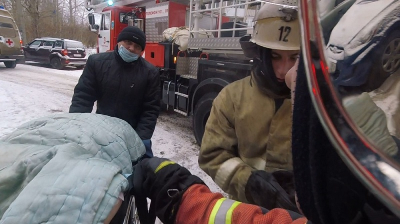 Видео: в Кирово-Чепецке пожарные спасли инвалида из горящей квартиры