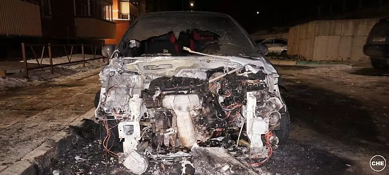 Трое неизвестных подожгли автомобиль редактора портала "Чепецк.ру"