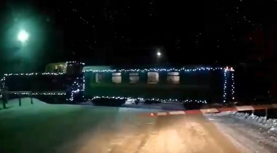 Видео: по Каринской узкоколейке начал ездить новогодний поезд
