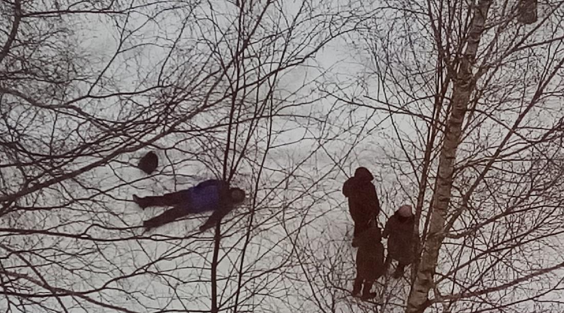 В Чепецке жители увидели под окном лежащего человека без признаков жизни