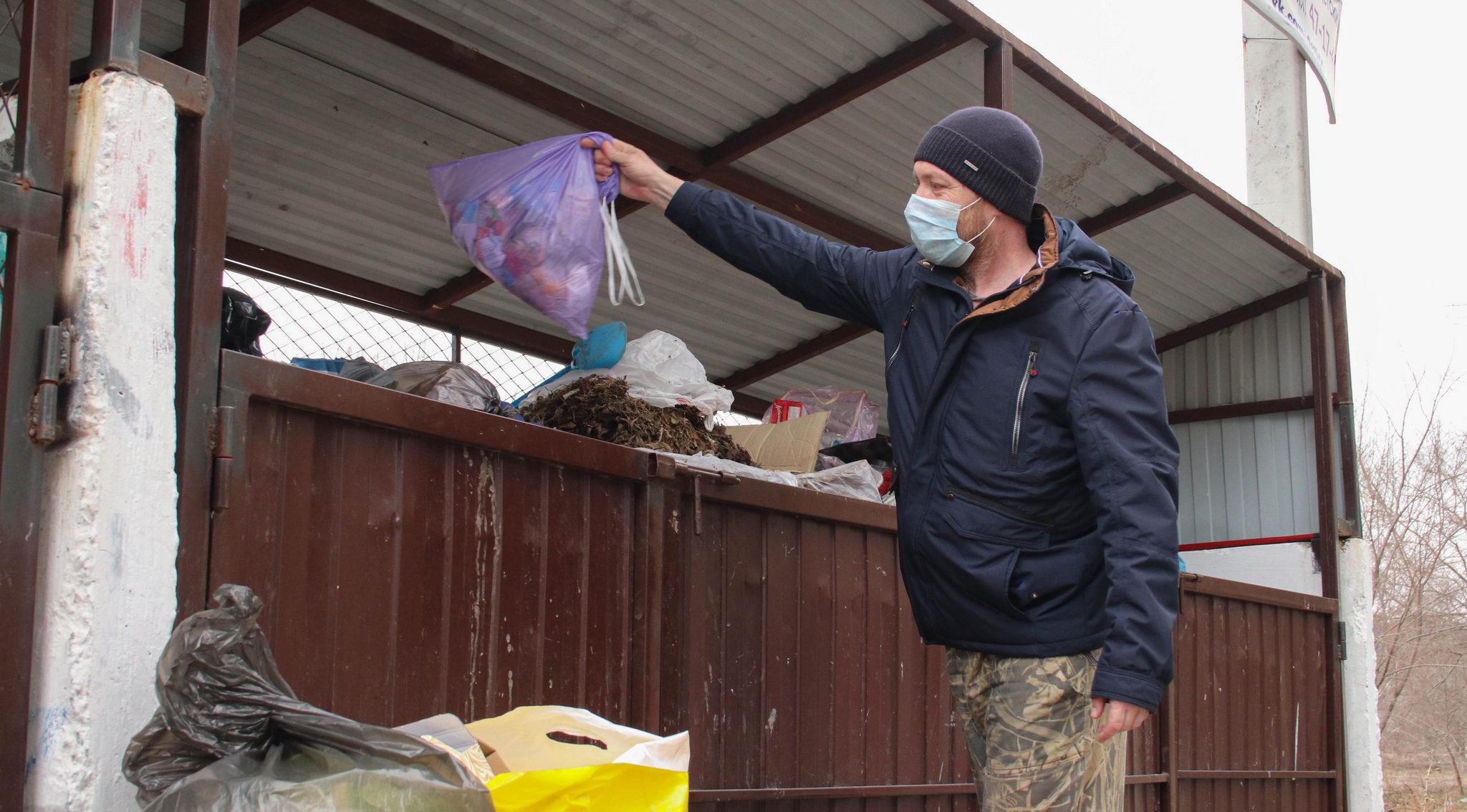 В Орловском районе жители ходят к мусорным бакам на противоположный берег реки