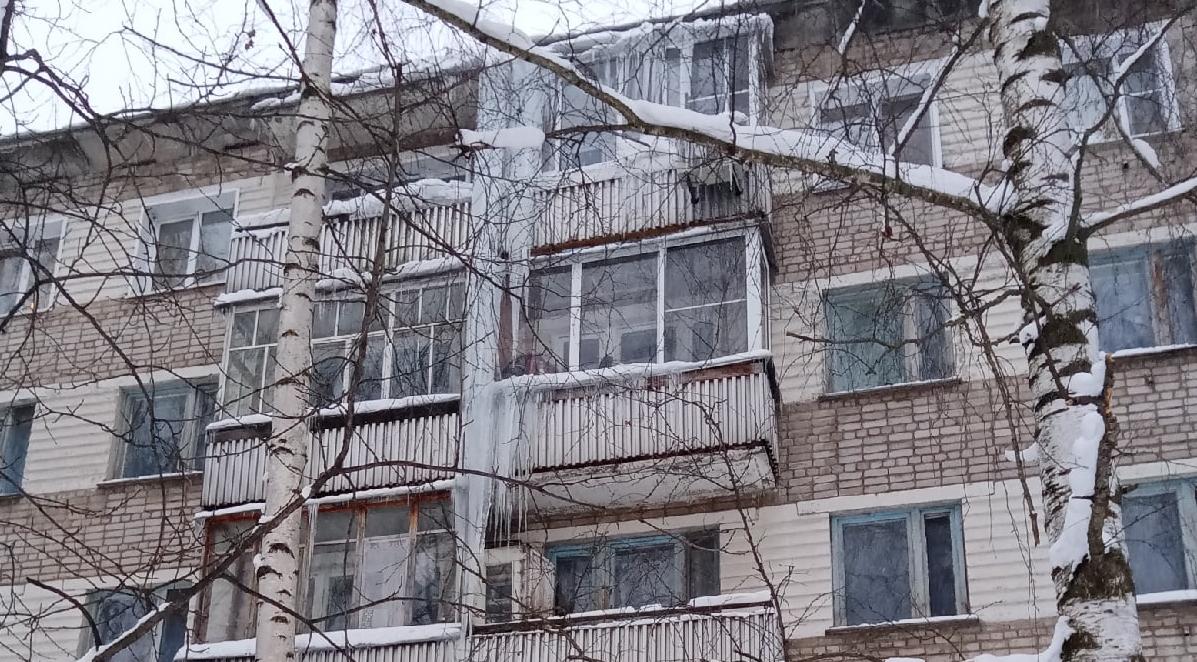 На фасаде дома в Кирово-Чепецке образовалась сосулька величиной в 3 этажа