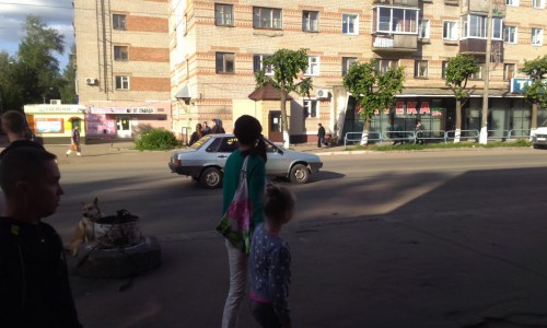 В Чепецке два пешеходных перехода объединили в один: горожане по привычке переходят дорогу по старому пути