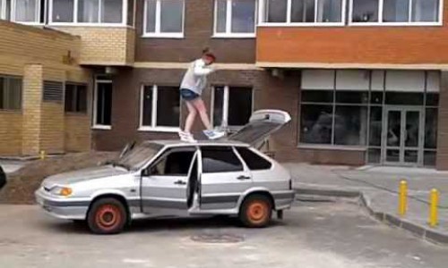 В Чепецке пьяная женщина станцевала на крыше машины в отместку за то, что водитель чуть не сбил ее вместе с ребенком