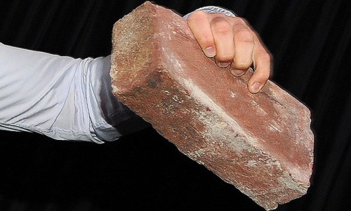 В Кирово-Чепецке грабитель напал на прохожего с кирпичом