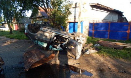 В Кировской области "Фольксваген" врезался в жилой дом