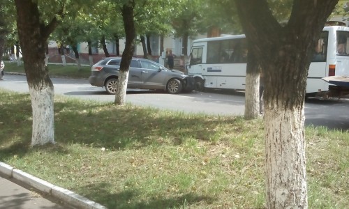 В Чепецке на проспекте Мира столкнулись «Мазда» и рейсовый автобус: в аварии пострадали три человека