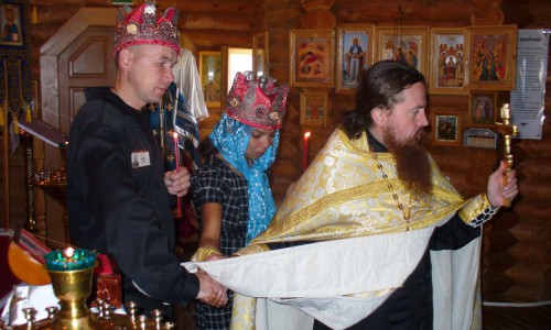 В Кирово-Чепецкой колонии прошло венчание осужденного и его супруги