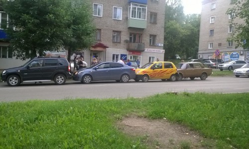 В Кирово-Чепецке на проспекте Мира столкнулись четыре машины