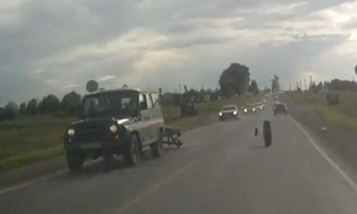 Видео: в Кирово-Чепецком районе на ходу от прицепа УАЗа отлетело колесо