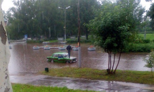 В Кирово-Чепецке водитель сделал селфи на фоне тонущей машины