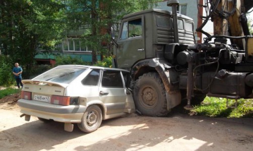 В Кировской области «КАМАЗ» подмял под себя легковушку