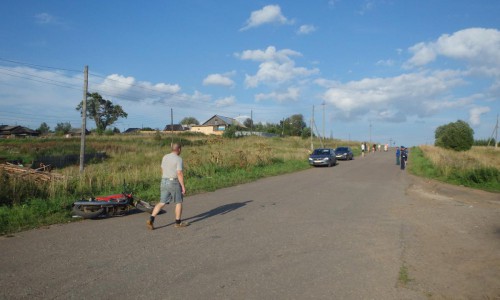В Кирово-Чепецком районе мотоциклист без прав врезался в две иномарки и сбил ребенка