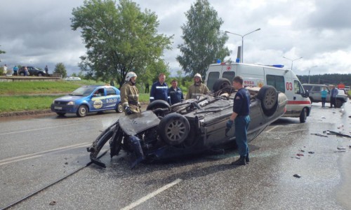 Видео ДТП у стелы в Кирово-Чепецке: водитель пересек двойную сплошную «вылетел» на «встречку»