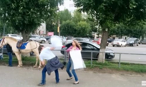 Эксперимент progorod43.ru: согласятся ли кировчане устроить бой подушками на улице? (ВИДЕО)