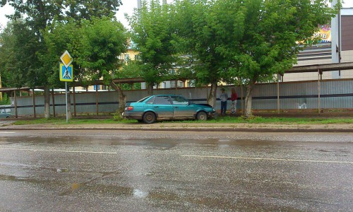 В Кирово-Чепецке водитель иномарки, чтобы не сбить ребенка, врезался в дерево