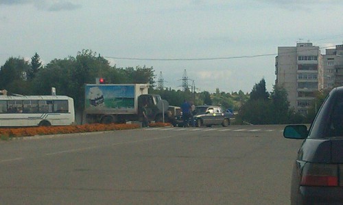 Очевидцы: на перекрестке проспекта России и Луначарского столкнулись «Волга» и грузовик