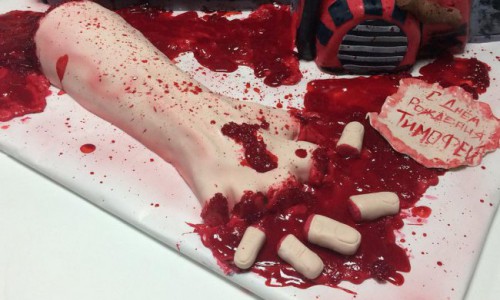 Кондитер, сделавший торт в виде окровавленной руки, ответила на обвинения