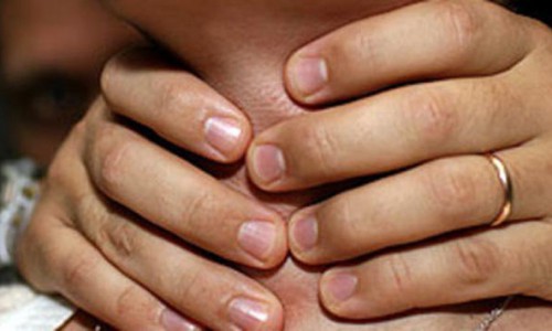 В Кирове молодая мать двоих детей задушила пенсионера