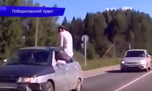 Кировчанка высунулась из окна авто на полном ходу, чтобы сделать "селфи"