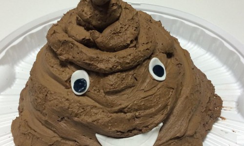 Автор торта в виде окровавленной руки сделал десерт в форме фекалий