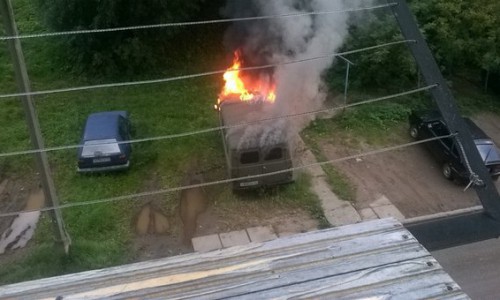 В Кирово-Чепецке под окнами дома вспыхнул автомобиль