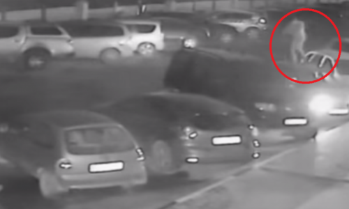 Видео: в Кирове молодой человек скакал по крышам автомобилей