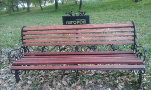 В Чепецке ко Дню города установили новые скамейки