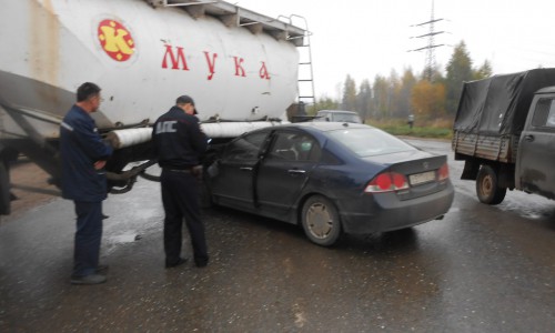В Чепецке автоледи на «Хонде» на высокой скорости врезалась в «МАЗ»