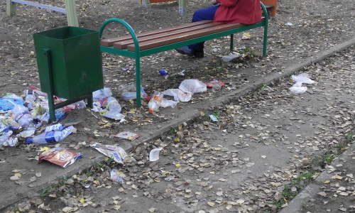 В Кирово-Чепецке детская площадка завалена мусором