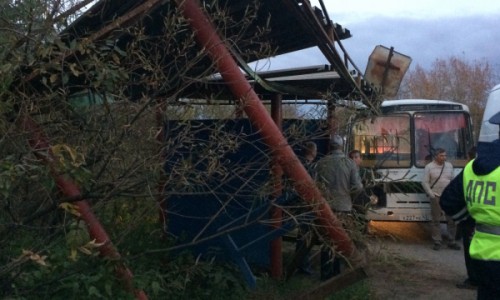 В Кирово-Чепецке автобус врезался в остановку