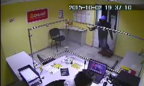 Видео: неизвестный ворвался в офис микрозаймов с ножом и за несколько секунд обчистил сейф