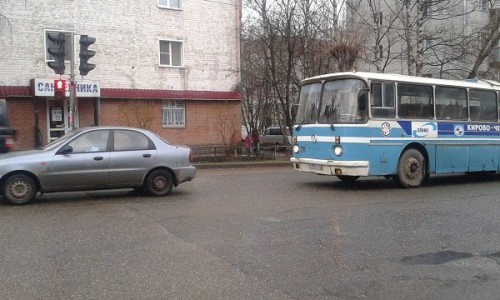 Серьезное ДТП в Кирово-Чепецке: автобус влетел в иномарку, а после в дом