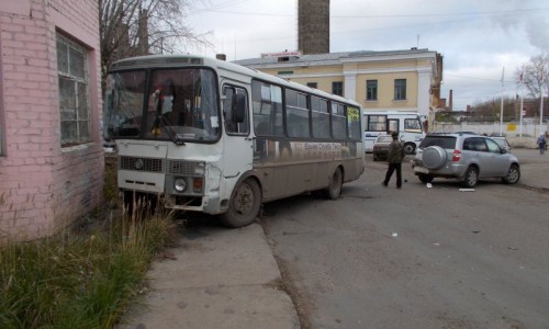 Пассажир автобуса, врезавшегося в дом: «Женщины завизжали, кругом кровища»