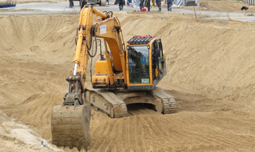 В Чепецке сторож утопил  трубоукладчик и экскаватор в болоте