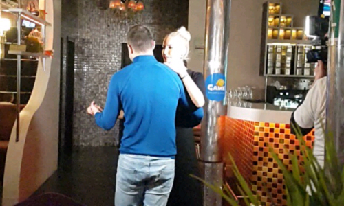 Ведущая программы "Ревизорро" станцевала с директором кировского кафе